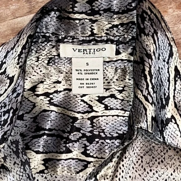 VERTIGO PARIS Silky Snakeskin Animal Print Blouse Size S - Picture 4 of 8